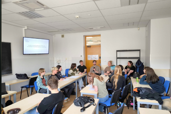 uczniowie na debatach na WZiE