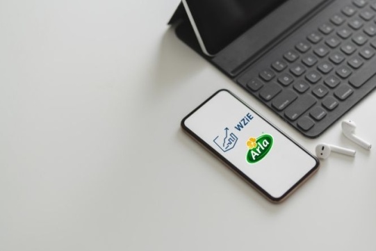 laptop i komputer na stole