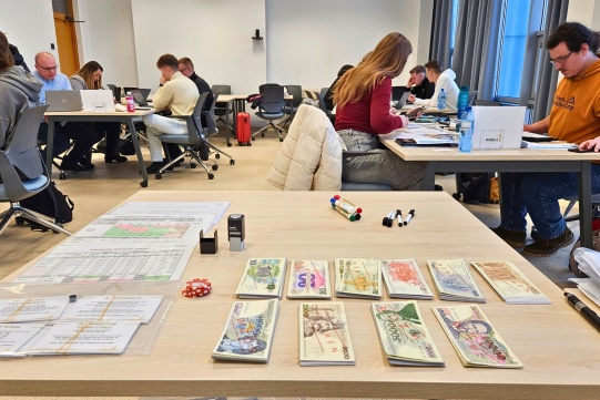 Uczestnicy pracują zespołowo na warsztatach Throughput Accounting