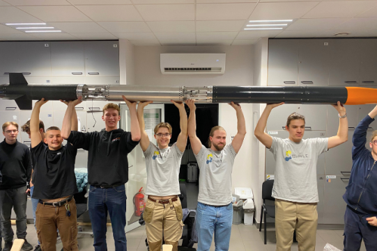 Studenci z rakietą Orzeł